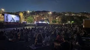 🎬 Cinema gratis sulle spiagge di Napoli: torna &ldquo;Arena&rdquo; tra film d&rsquo;autore e incontri sotto le stelle