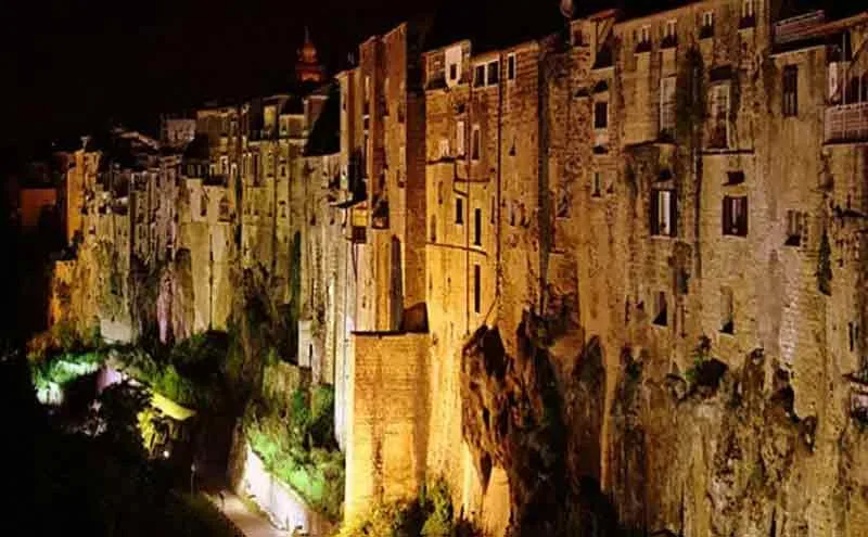 🎃 Halloween tra le stradine di Sant&rsquo;Agata de&rsquo; Goti! 🕯️