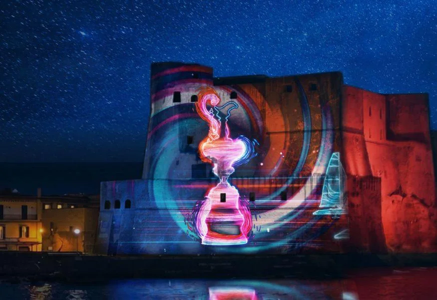 ⛵ America’s Cup a Napoli: Castel dell’Ovo si illumina con uno spettacolo gratuito di luci e immagini